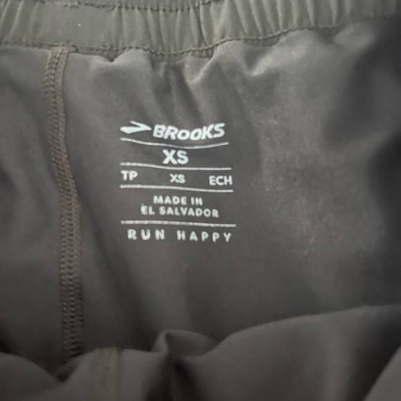 NWT Brooks Women’s Moment 5” 2-in-1 Shorts in Black in size XS - Picture 7 of 8